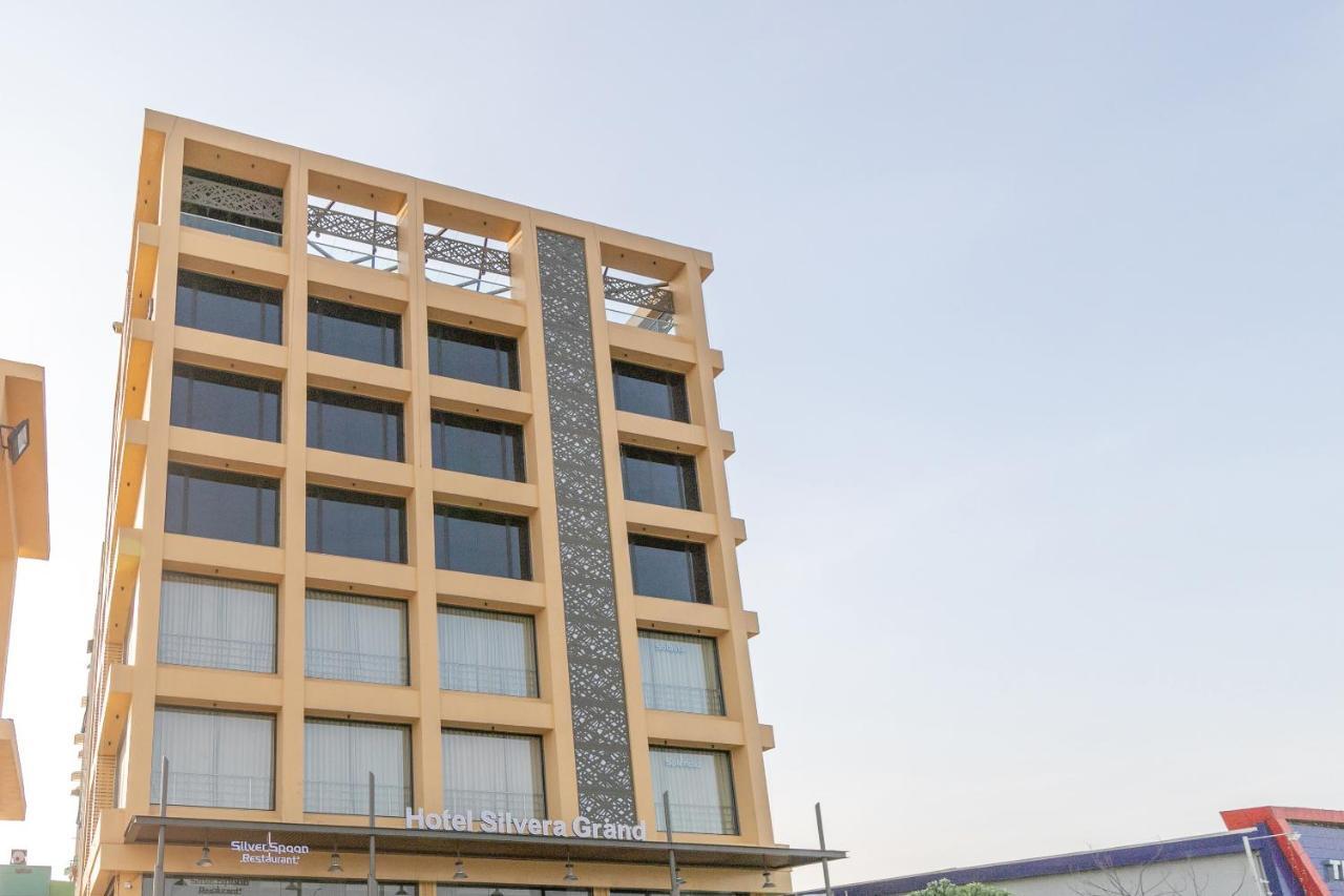 אחמדאבאד Hotel Silvera Grand מראה חיצוני תמונה