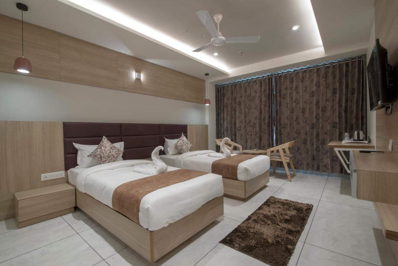 אחמדאבאד Hotel Silvera Grand מראה חיצוני תמונה