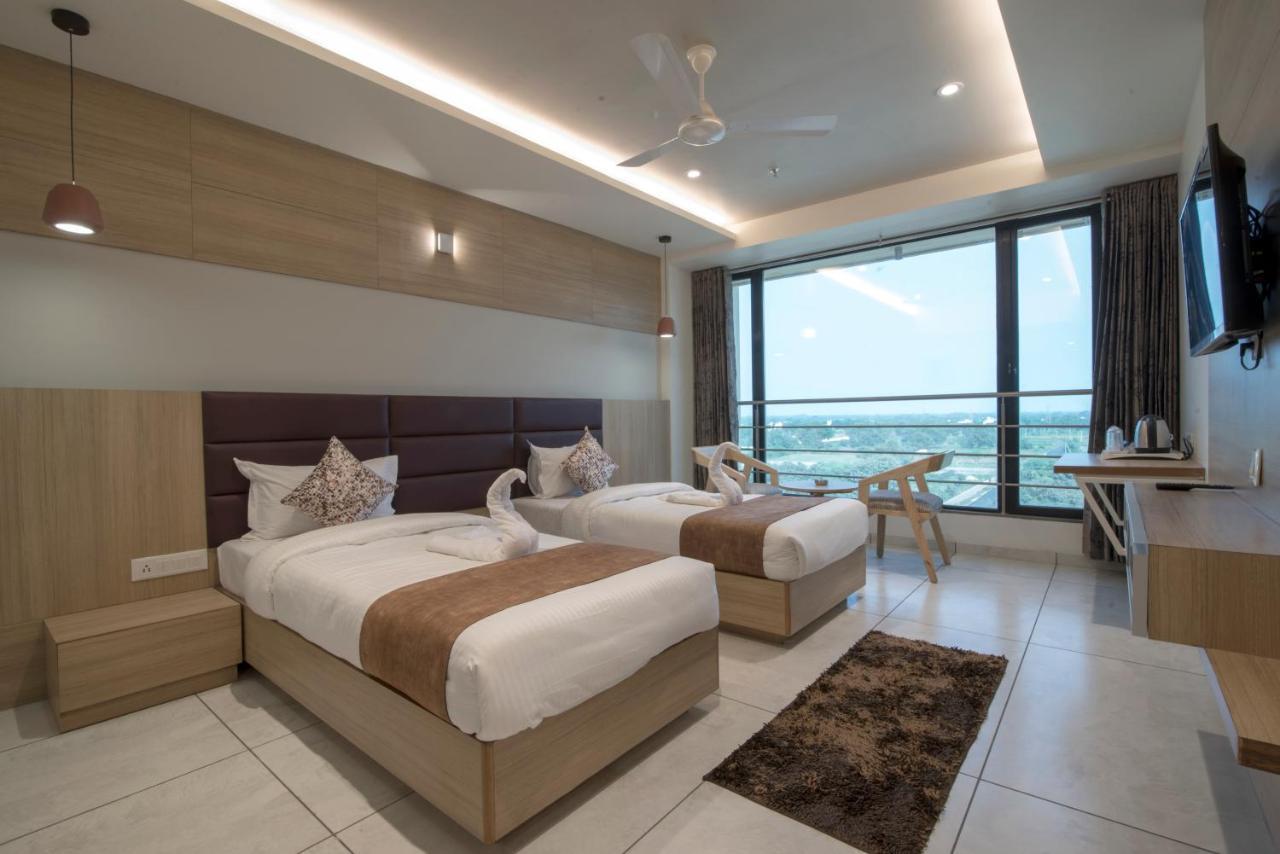 אחמדאבאד Hotel Silvera Grand מראה חיצוני תמונה